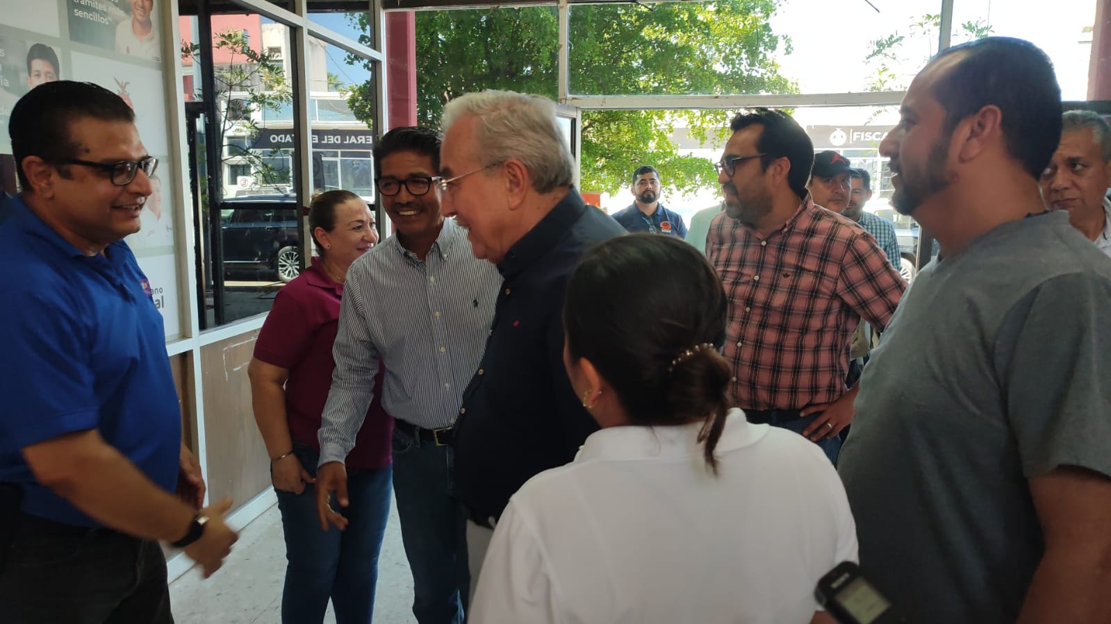 Visita Rubén Rocha Moya a trabajadores de la Unidad Administrativa en Guasave