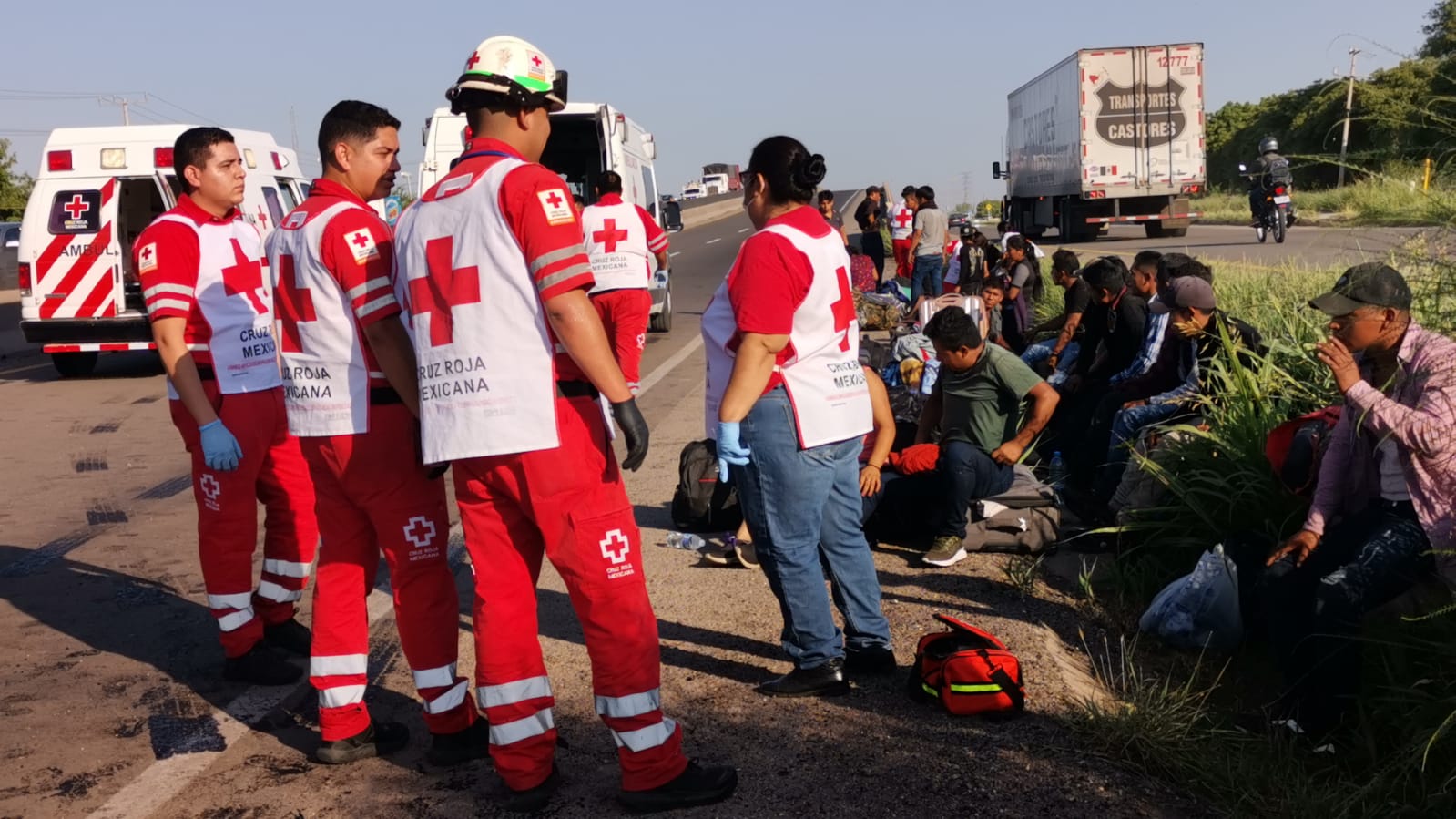 Vuelca camión de jornaleros en la México 15, en Juan José Ríos, Guasave; reportan varios lesionados