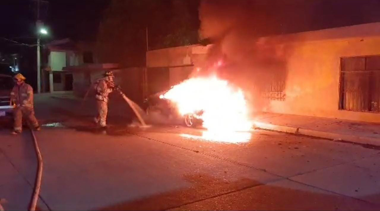 Se incendia vehículo en sector Tabachines 1, en Los Mochis
