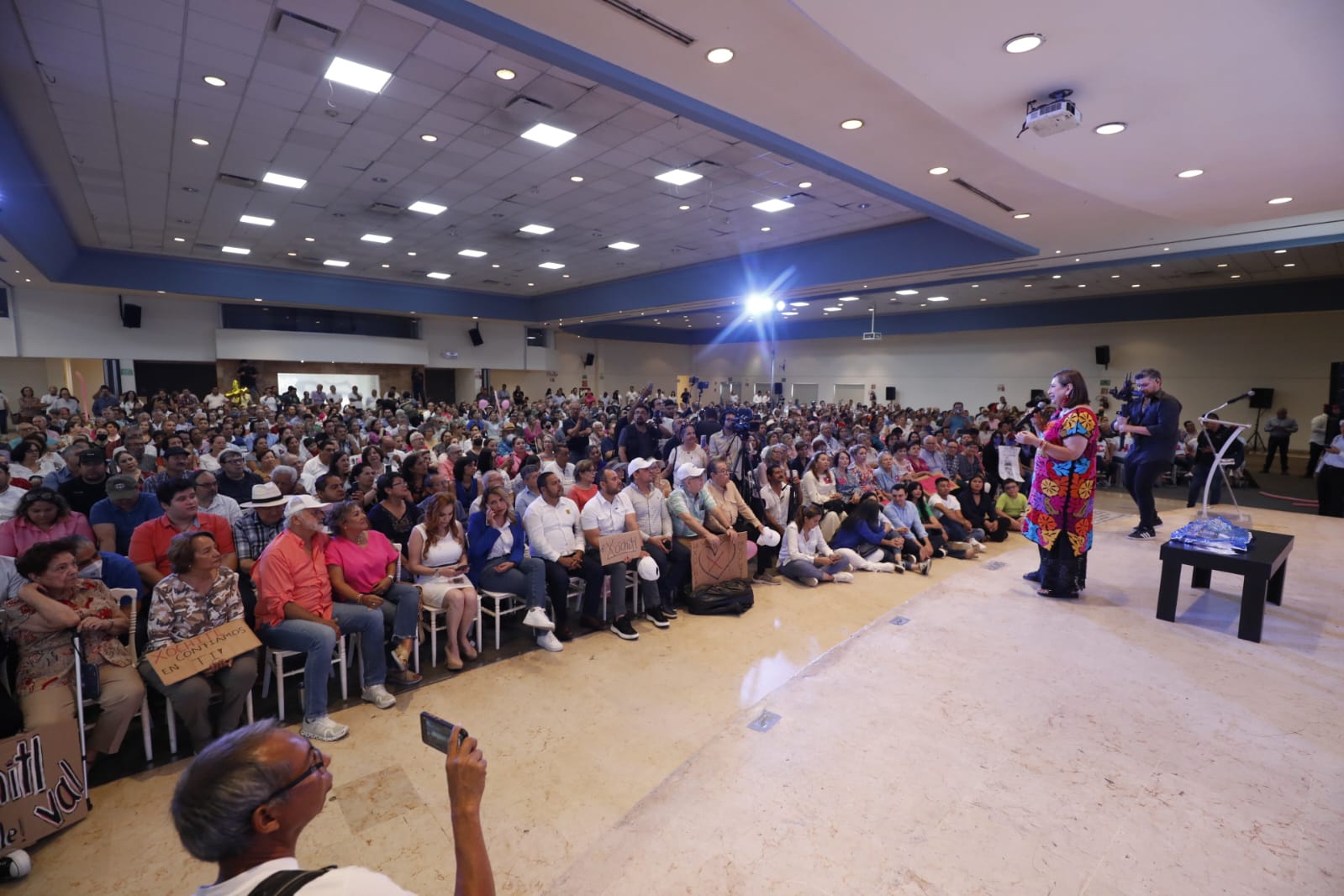 “No me dejen sola, esta mujer tiene los ovarios para enfrentar a AMLO”: Xóchitl Gálvez en encuentro con ciudadanos y panistas