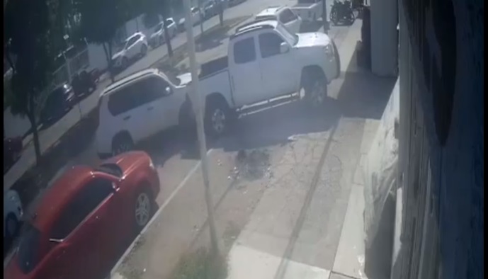 Trabajadores de una taquería en Los Mochis se llevan un susto, tras ser testigos de un aparatos accidente