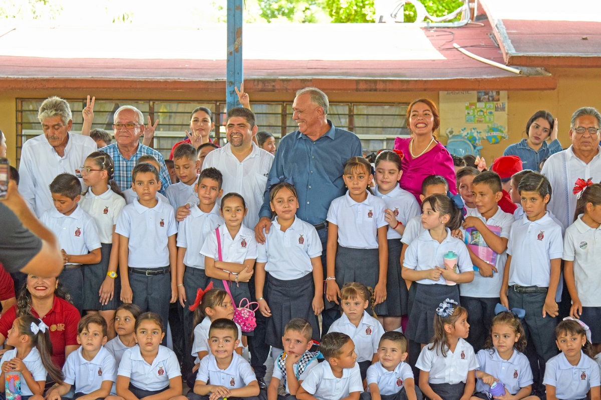 Gildardo Leyva se compromete con la entrega de aires acondicionados en primaria de El Fuerte