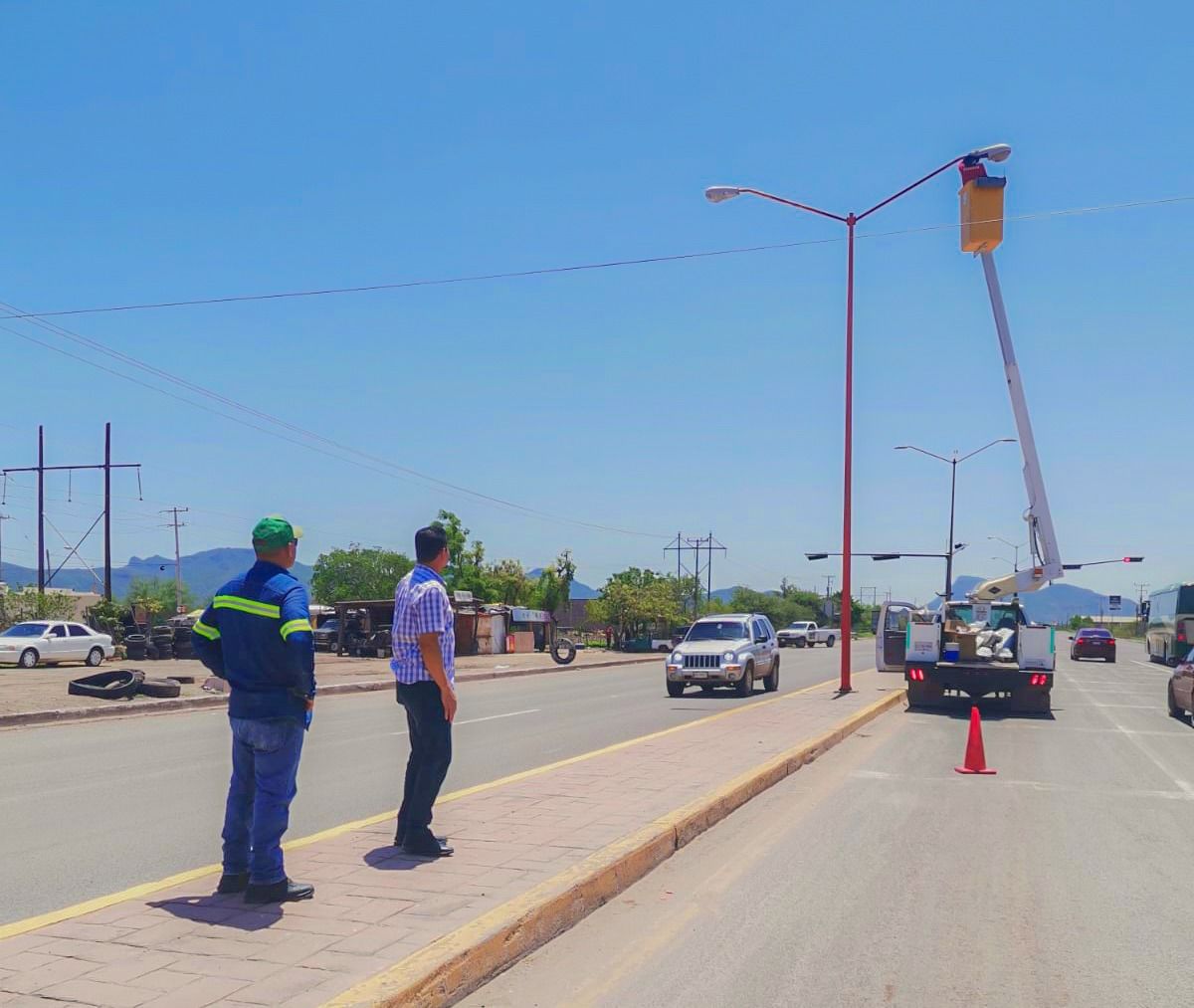 Avanza la modernización del alumbrado público en el bulevar Francisco Labastida, en Guamúchil
