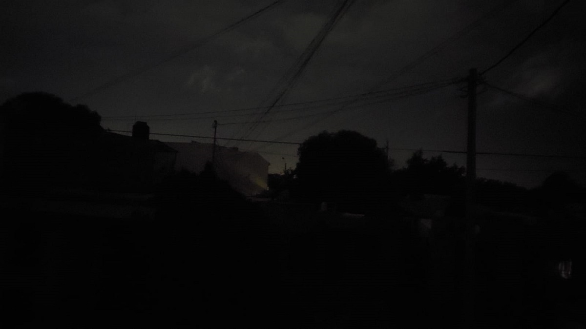 Apagón generalizado en Los Mochis, fuertes vientos cortan la energía eléctrica