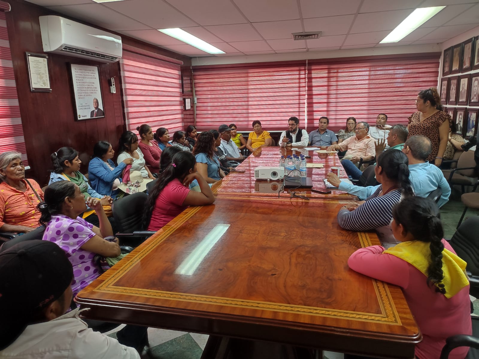 Habitantes de La Laguna, Guasave, llegan al Ayuntamiento a pedir servicios públicos