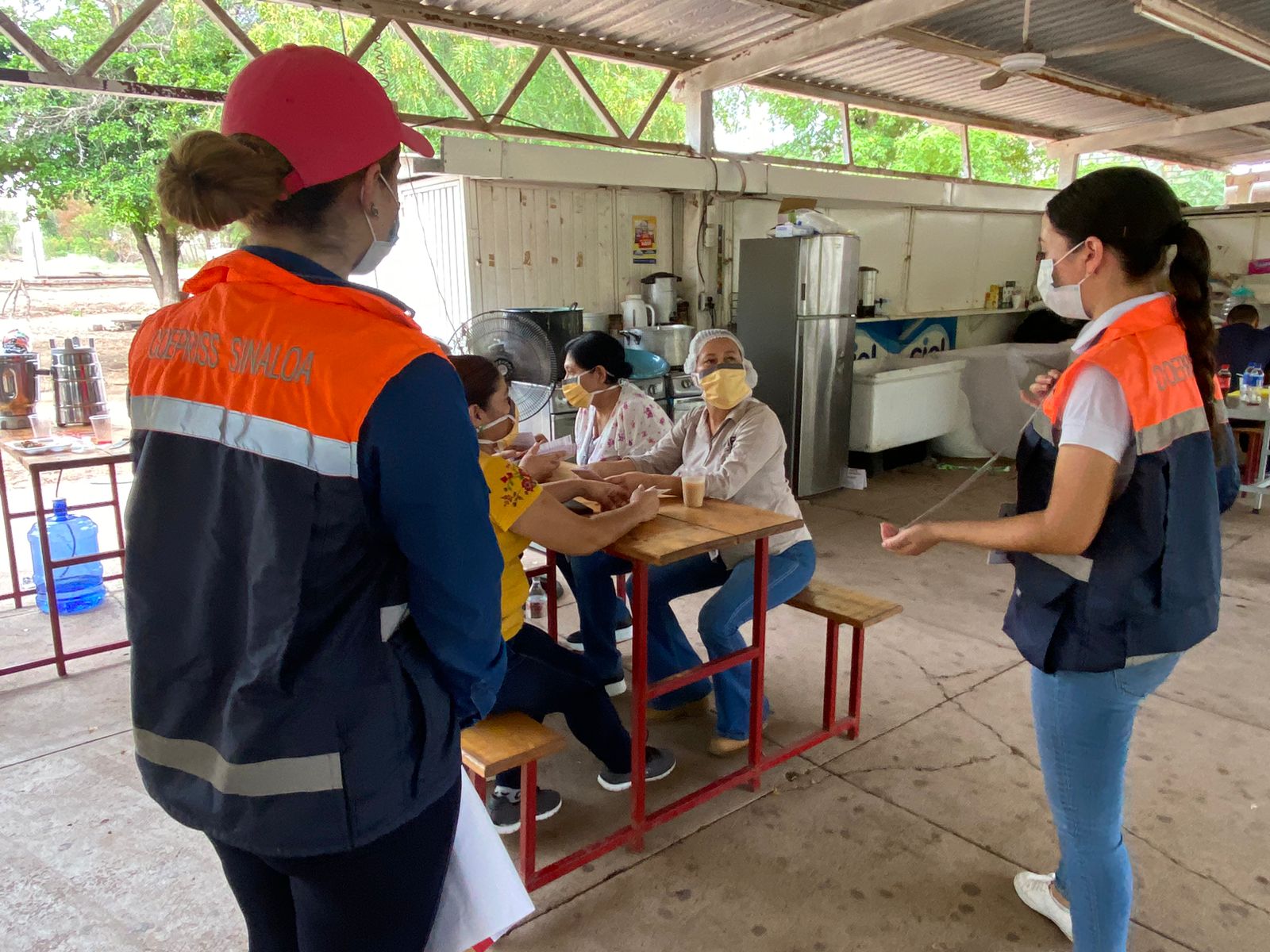 Interviene Coepriss en el caso de intoxicados en el albergue de desplazados en Guamúchil