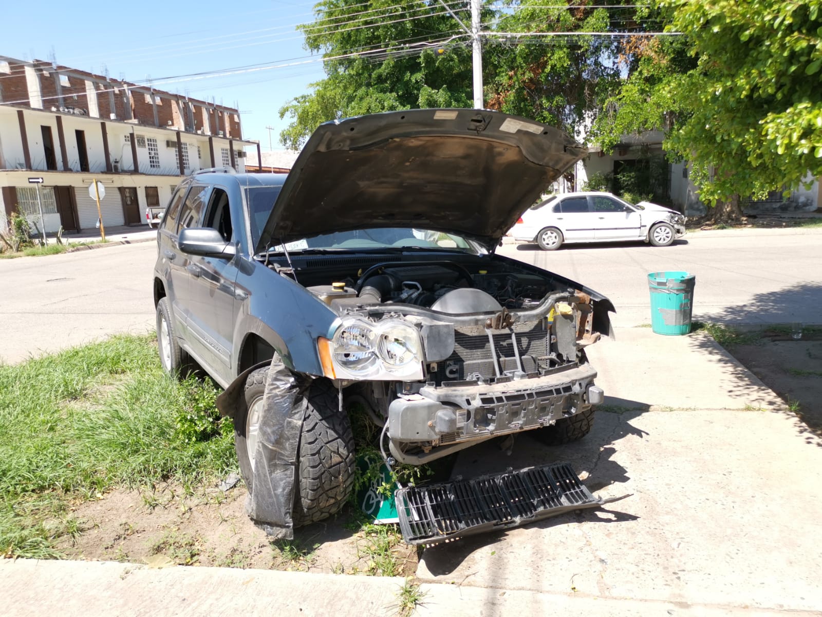Choque en la colonia El Parque, en Los Mochis, deja a una mujer y un adulto mayor lesionados