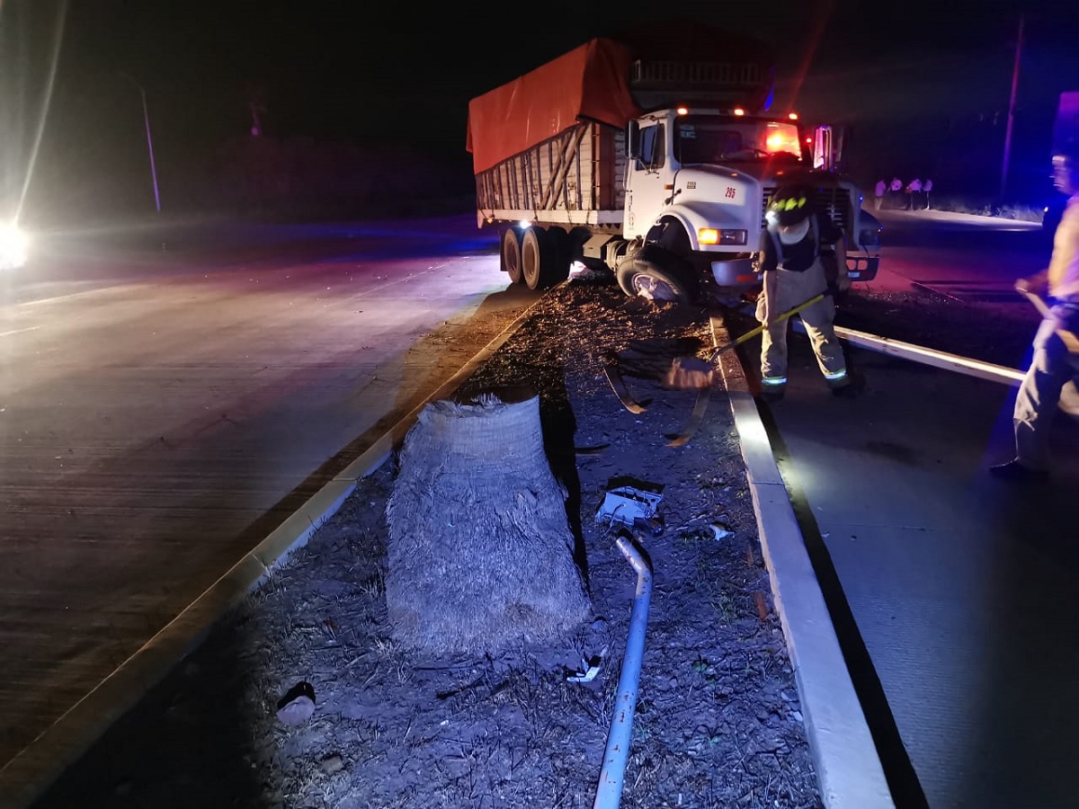 Por ganarle el paso a un tractocamión provoca accidente sobre la carretera Mochis-Topolobampo