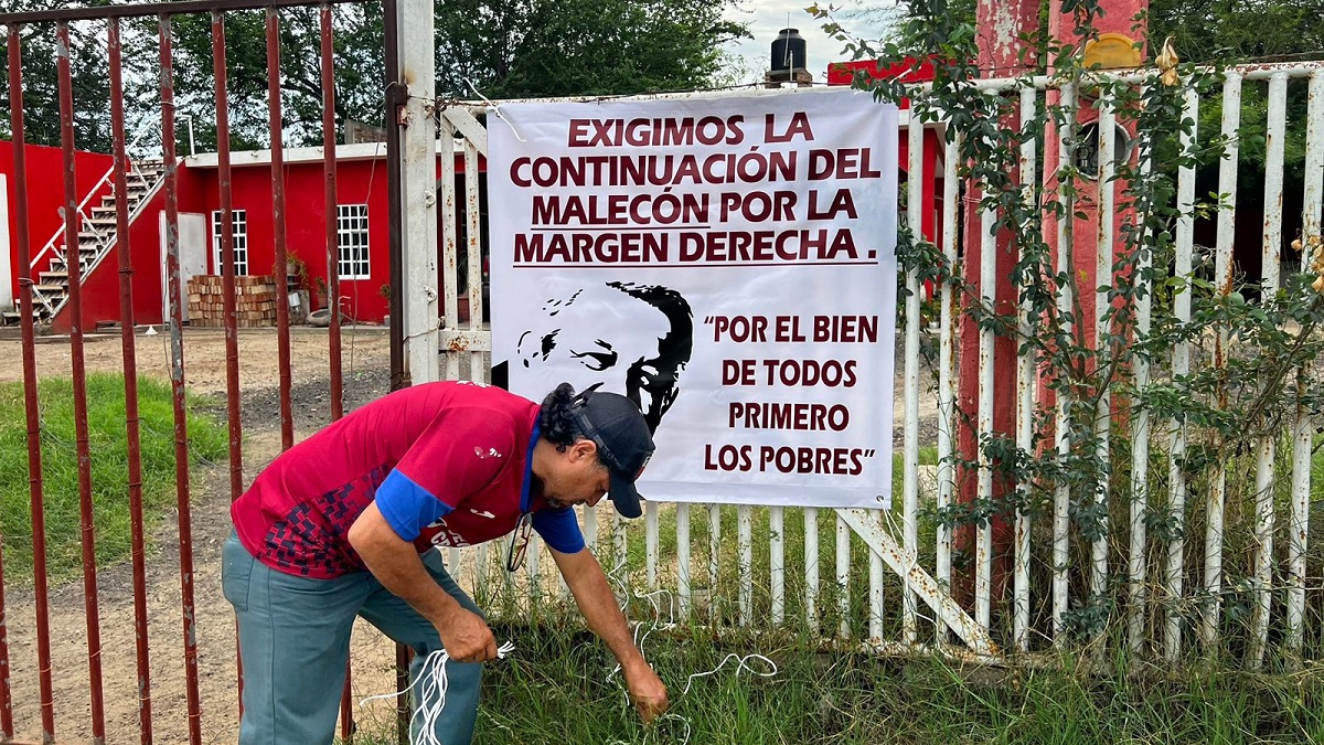 Con lonas frente a sus hogares vecinos reclaman continuación del Malecón margen derecho, en Guasave