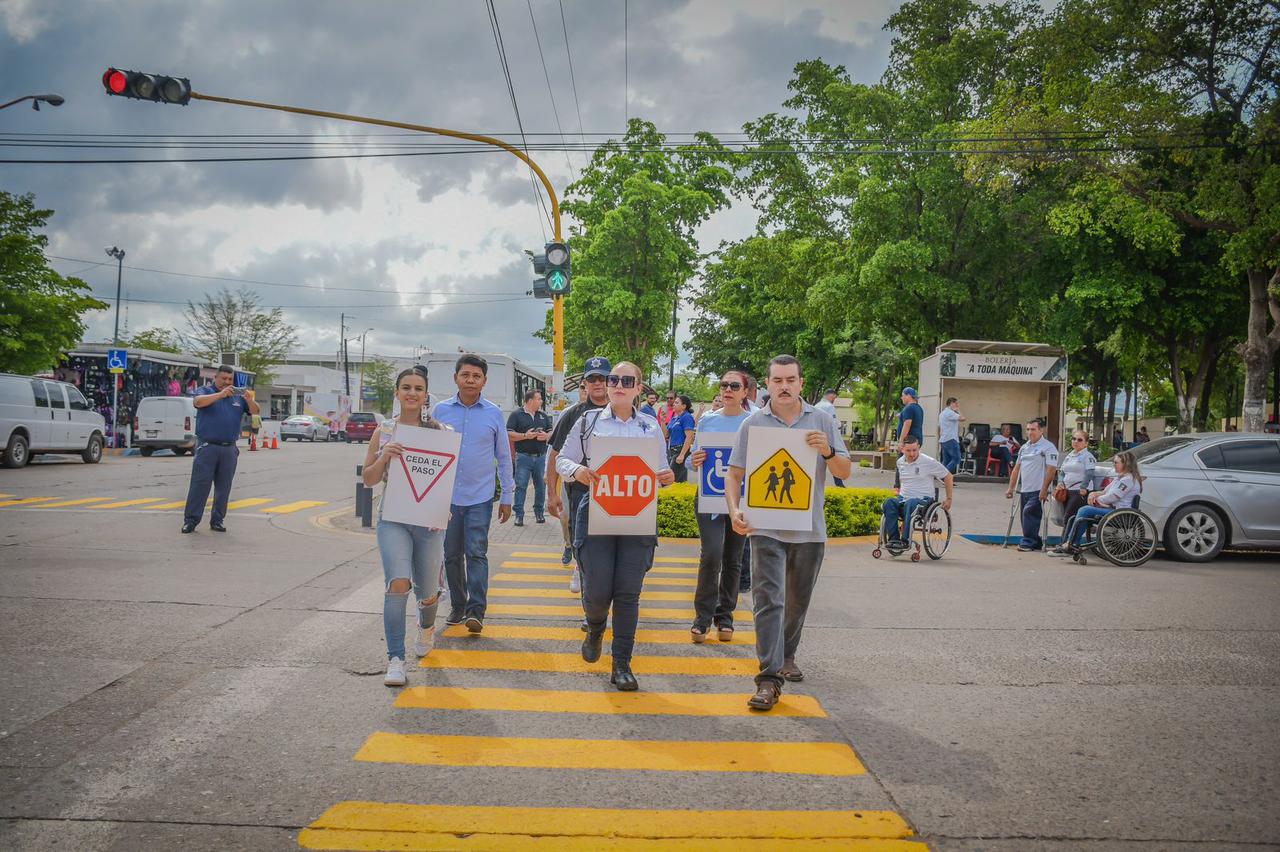 Buscan concientizar a peatones y automovilistas sobre el respeto y uso de señalamientos