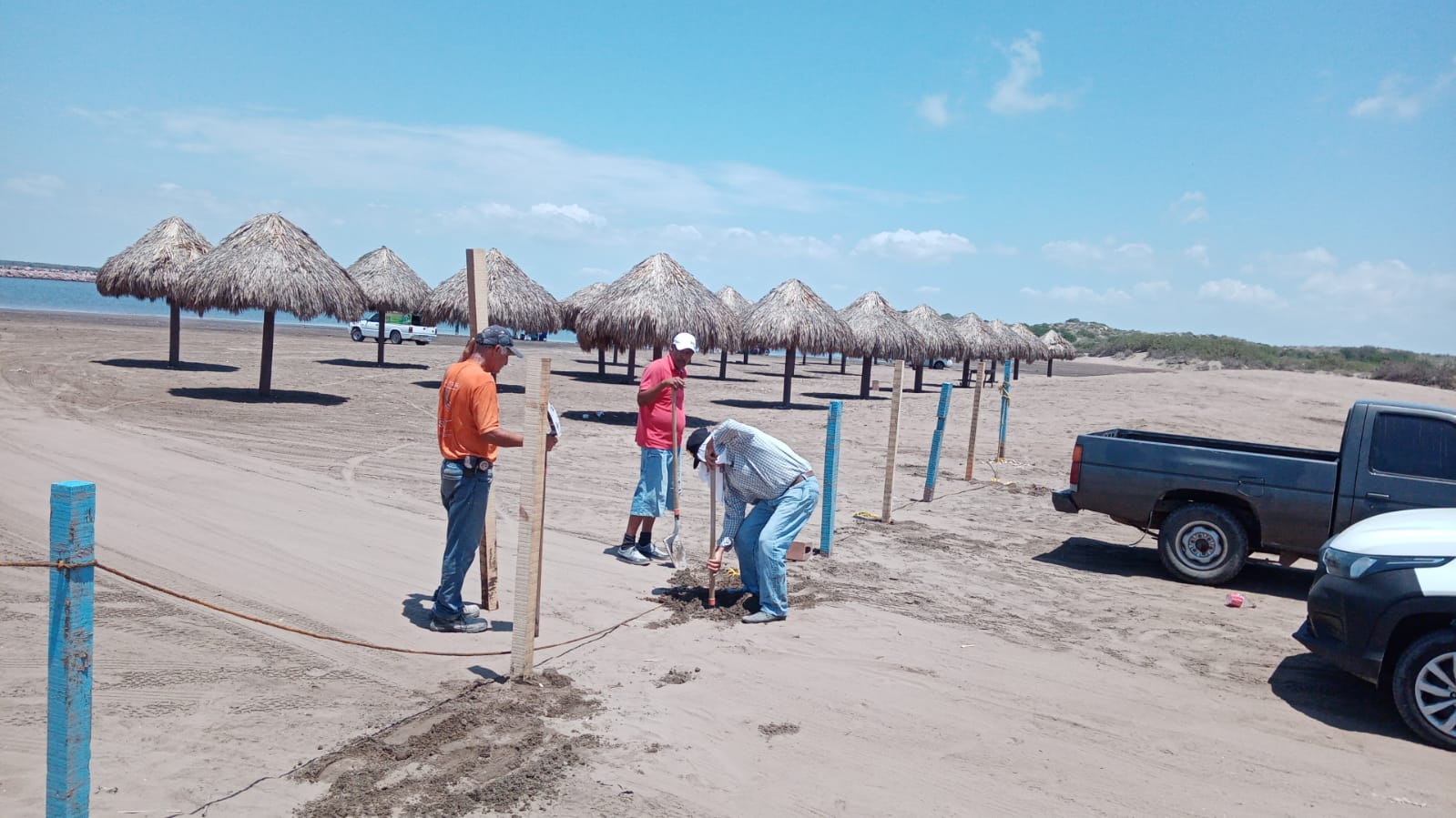 En marcha los trabajos para delimitar estacionamiento en La Ensenadita y los accesos a playa en Las Glorias