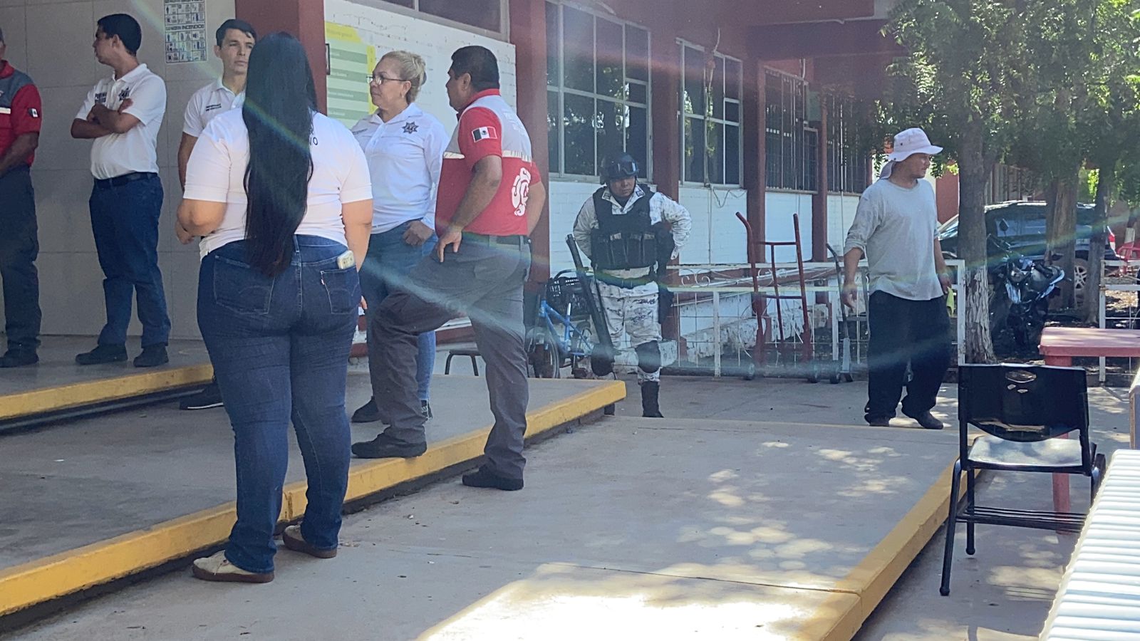 Permanecen 90 desplazados en el refugio habilitado en Guamúchil; esperan que este martes bajen más personas