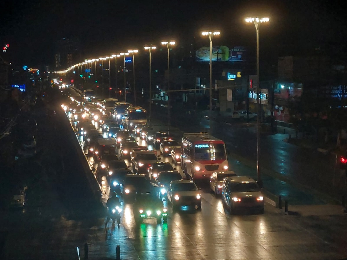 Ligera lluvia provoca caos vial en principales vialidades de Mazatlán