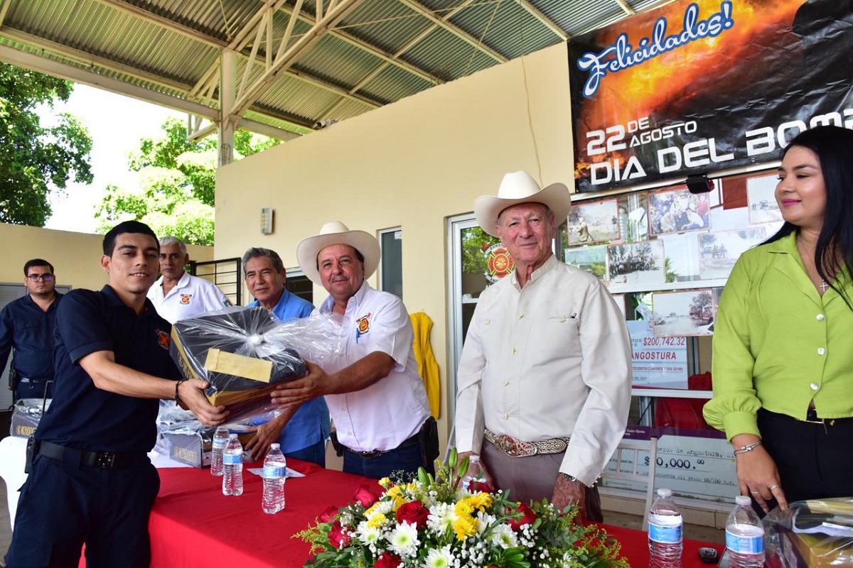 Conmemoran el Día del Bombero en Angostura; reconocen que hay mucho que festejar