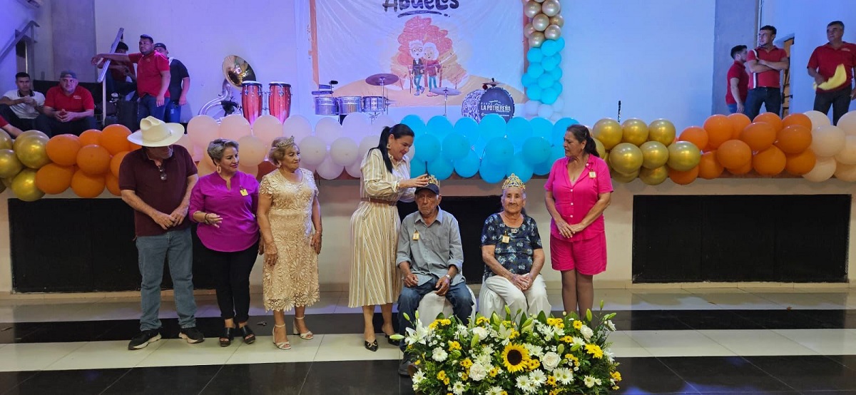 Margoth Urrea festeja a abuelitas y abuelitos navolatenses