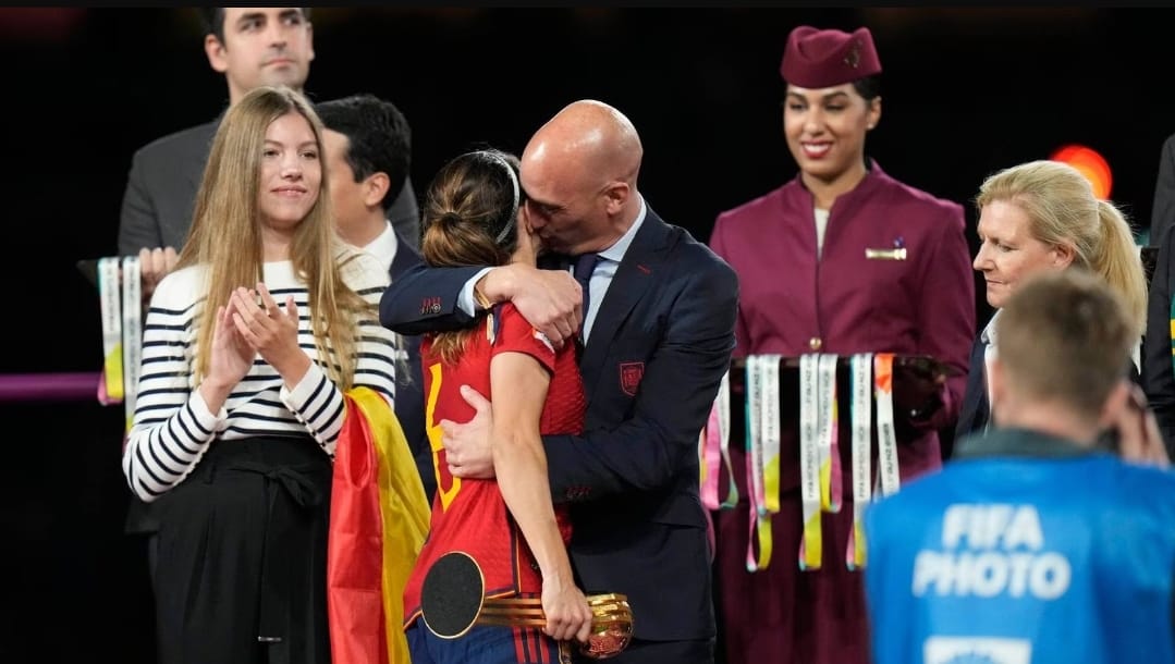 FIFA suspende a presidente de la Real Federación Española por besar a futbolista