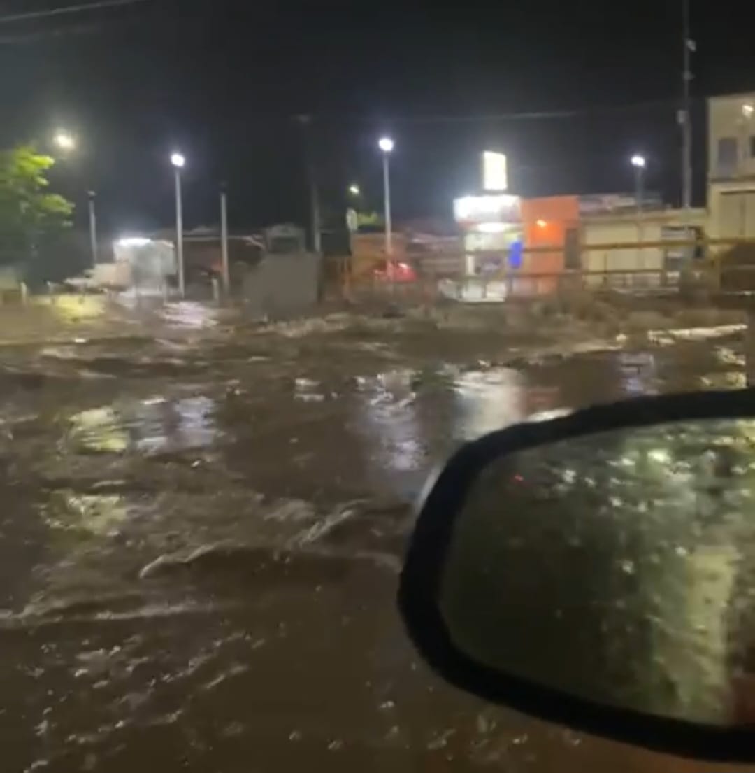 Fuerte lluvia con tormenta eléctrica azota Culiacán; el huracán Hilary trae bastante agua