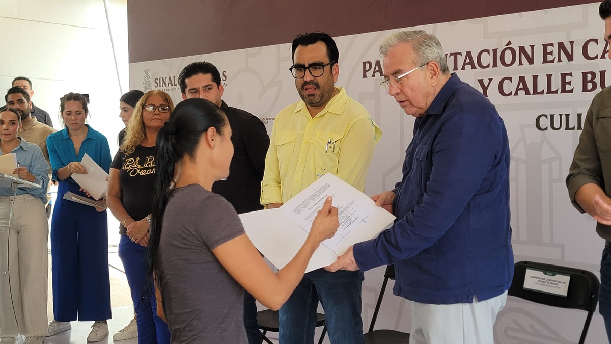 Rocha Moya y Gámez Mendívil entregan pavimentación y 22 títulos de propiedad en la colonia Vista Hermosa