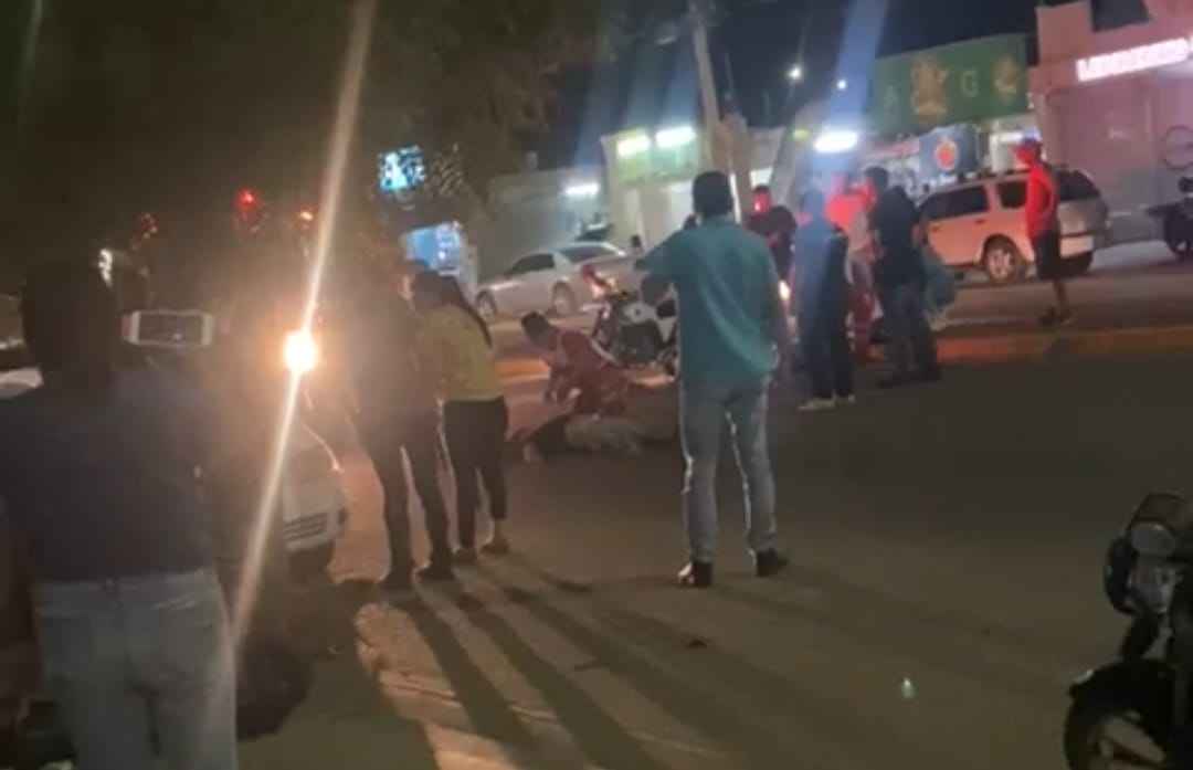 En Los Mochis, un peatón es embestido por un motociclista en la Burócrata