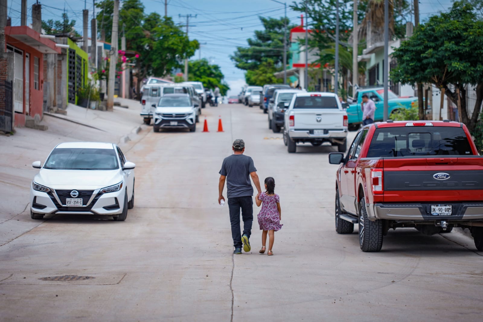¡Nos alcanza porque nosotros no robamos! Inaugura gobernador y alcalde dos pavimentaciones en Culiacán