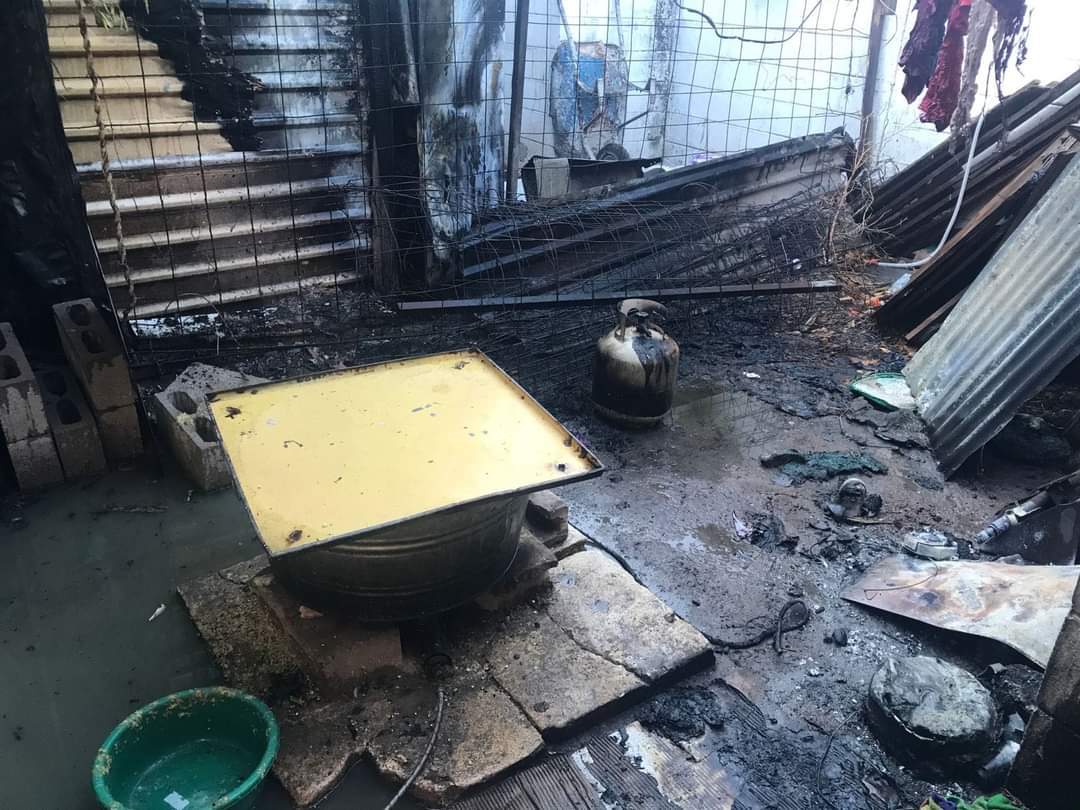 Bomberos de Los Mochis logran apagar un incendio en un domicilio particular
