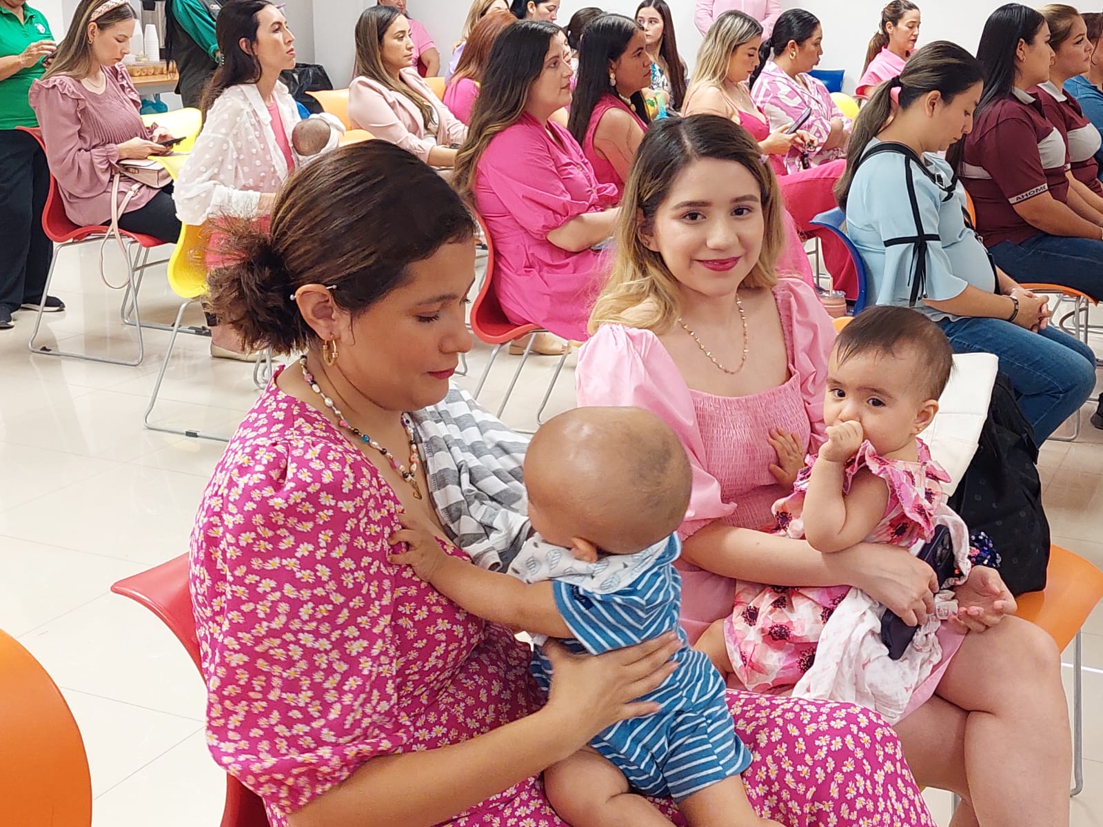 Por pudor o protección al sentirse observadas madres de familia siguen ocultándose en México para lactar