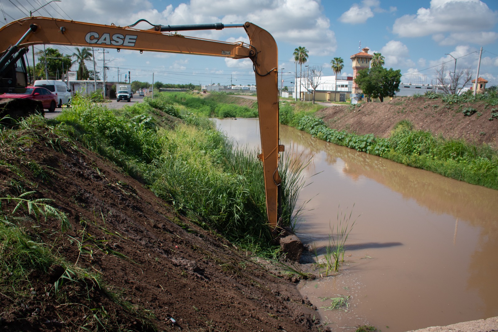 El Ayuntamiento de Culiacán trabaja en la limpieza y desazolve del dren Bacurimí