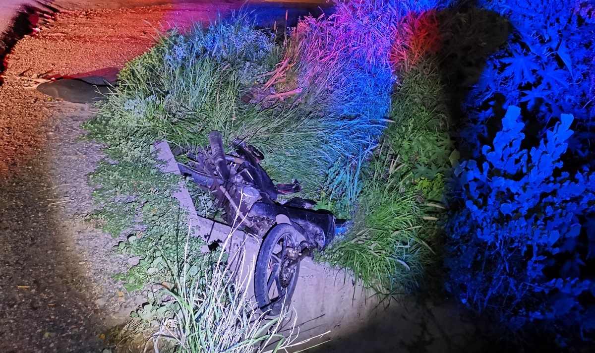 Motociclista resulta lesionado al caer a dren de Los Mochis tras estallarle una llanta