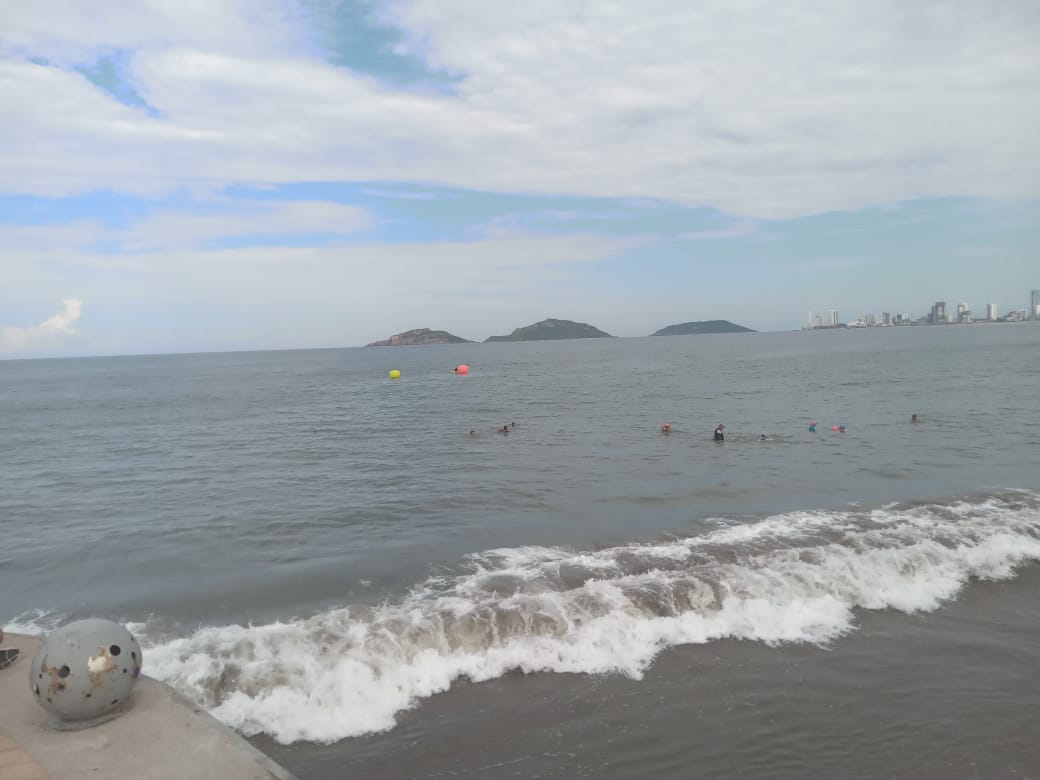 Continúa oleaje elevado en playas de Mazatlán, por ello el cierre de actividades en esa zona