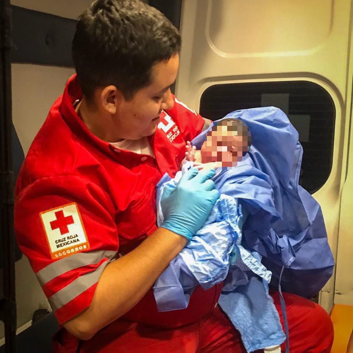 Nace bebé en una ambulancia en Angostura; paramédicos de Cruz Roja la reciben