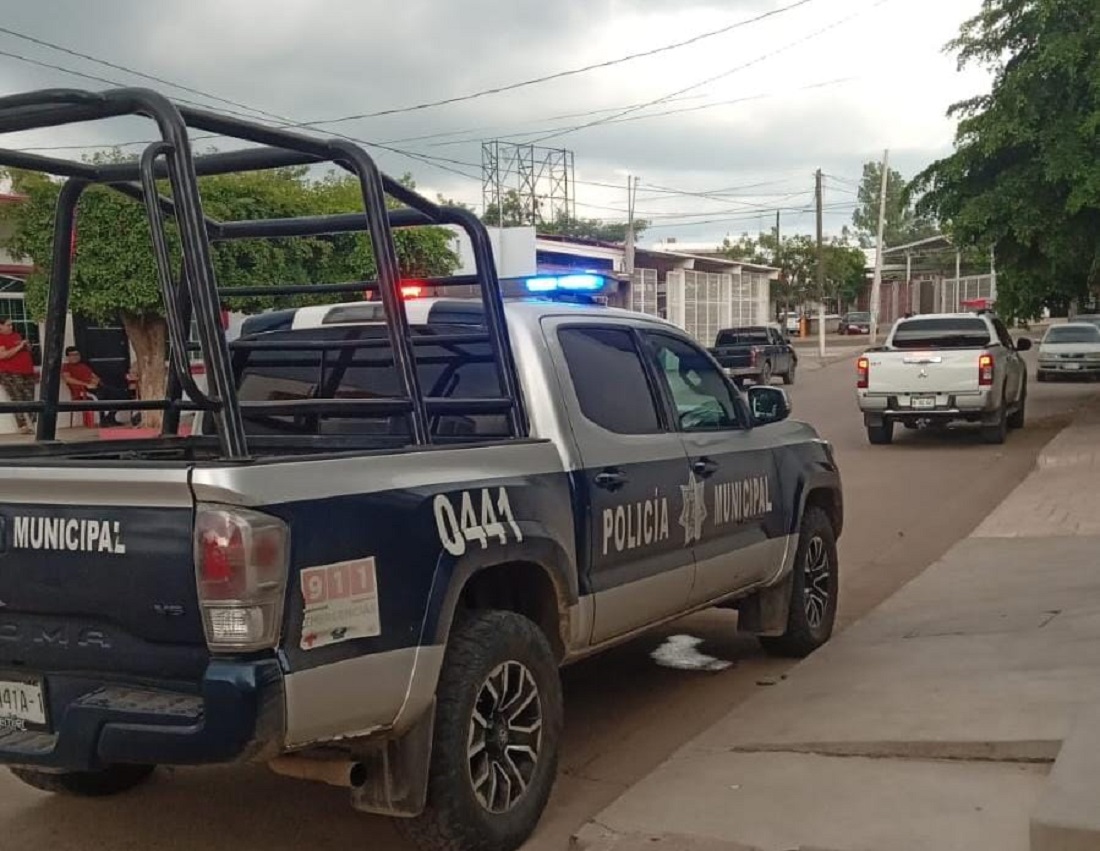 Hombre con pasamontaña despoja una Toyota Hilux, en Culiacán