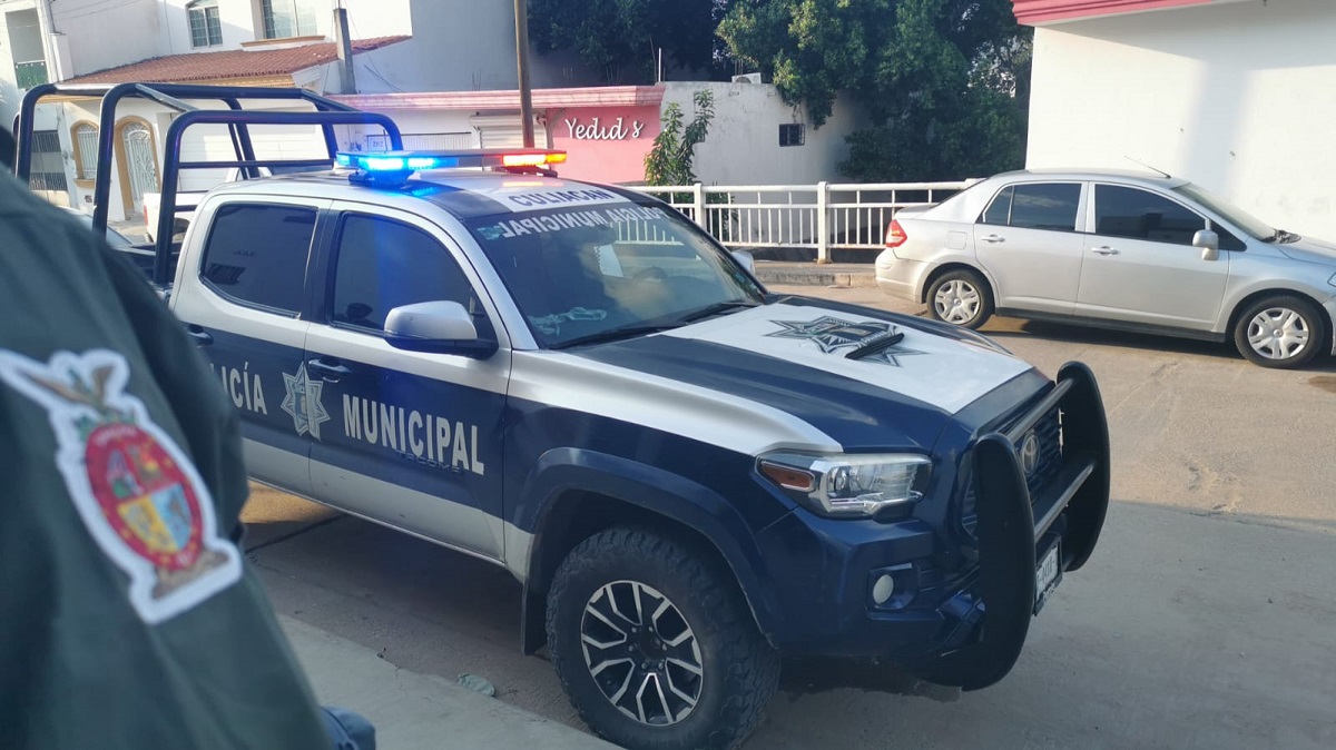 ¡Primera del día! Con pistola en mano despojan camioneta al poniente de Culiacán