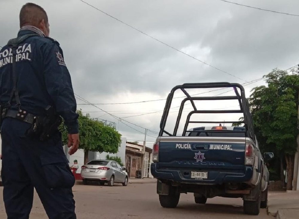 Despojan camioneta afuera de una frutería en Culiacán; el responsable fue un hombre armado y en muletas