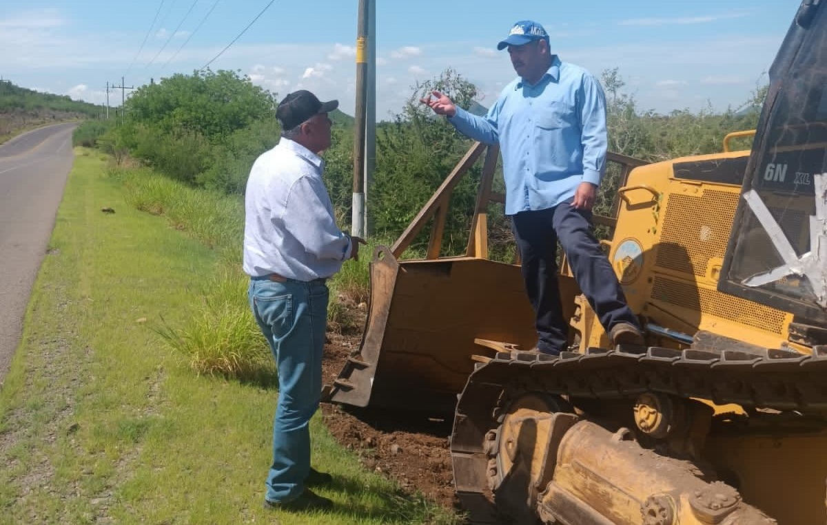 Gobierno de El Fuerte mantiene activo programa de limpieza de carreteras