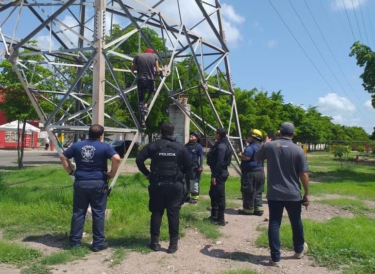 Hombre de 45 años intentó arrojarse de una torre de CFE en Culiacán; cuerpos de auxilio lo rescataron