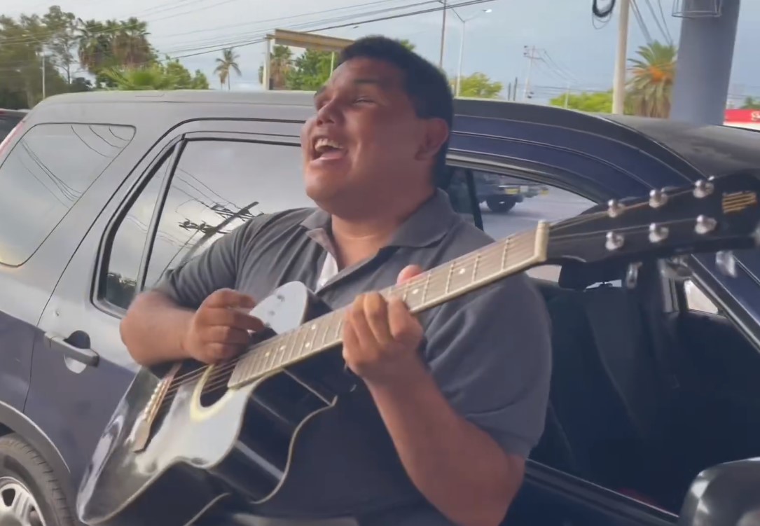 ¡‘Chayo’ ya tiene guitarra nueva! David Solís, de La Voz Kids, se la regala y cantan juntos