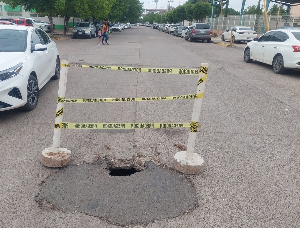 Aparece otro socavón en transitada calle de la ciudad de Los Mochis