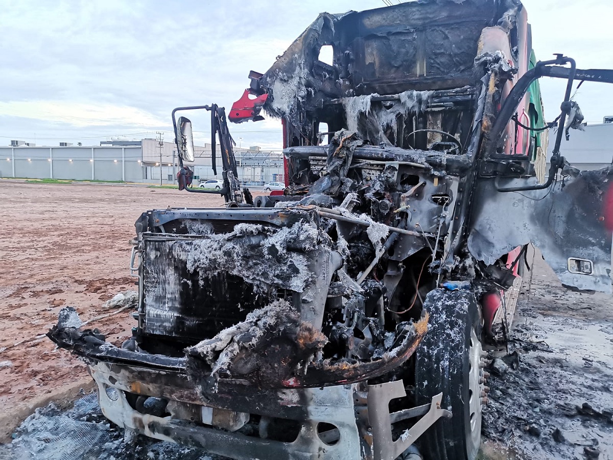 Se incendia tráiler a las afueras de un centro comercial en Los Mochis