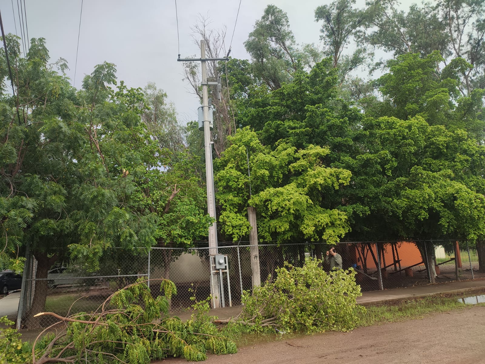 Toman clases en la cancha porque no tienen luz, en Guasave; ya se han deshidratado niños