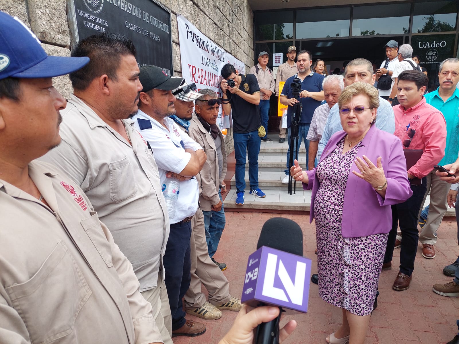 Se manifiestan trabajadores de la UADEO, exigen a la rectora bases administrativas