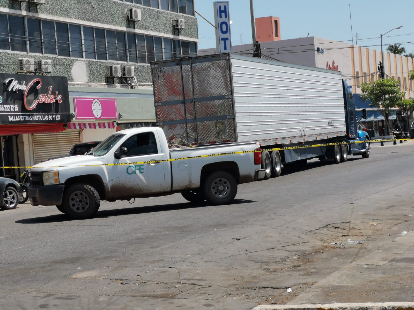 Operador de un tráiler derriba poste de la CFE en el sector centro de Los Mochis