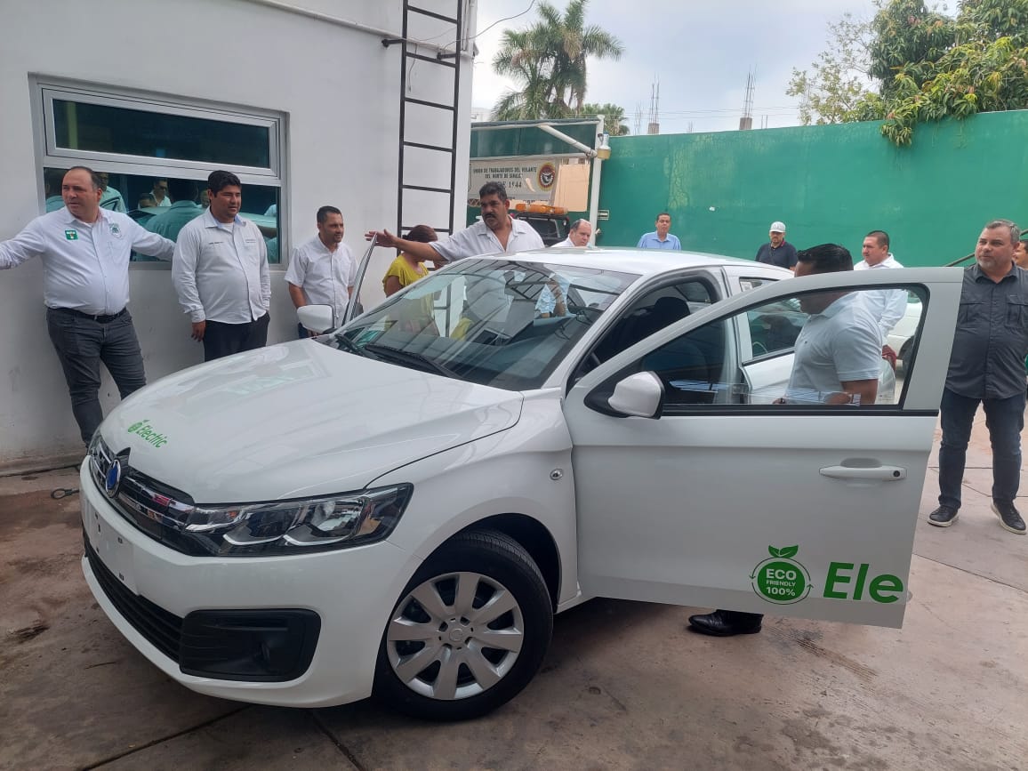 Presenta Canacintra opción de vehículo eléctrico a la unión del volante para servicio de taxis en Los Mochis