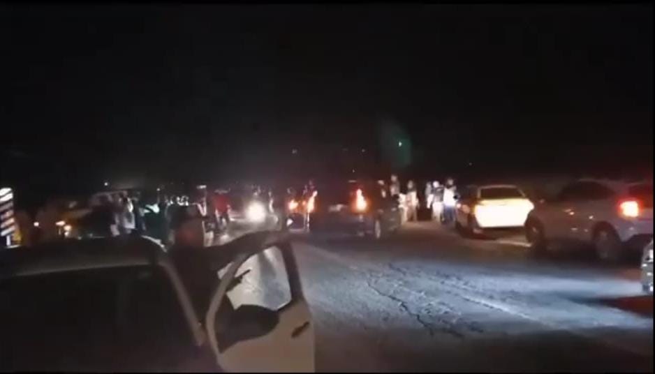 Por no tener luz casi 24 horas, habitantes del ejido Primero de Mayo bloquean la carretera Culiacán-Eldorado