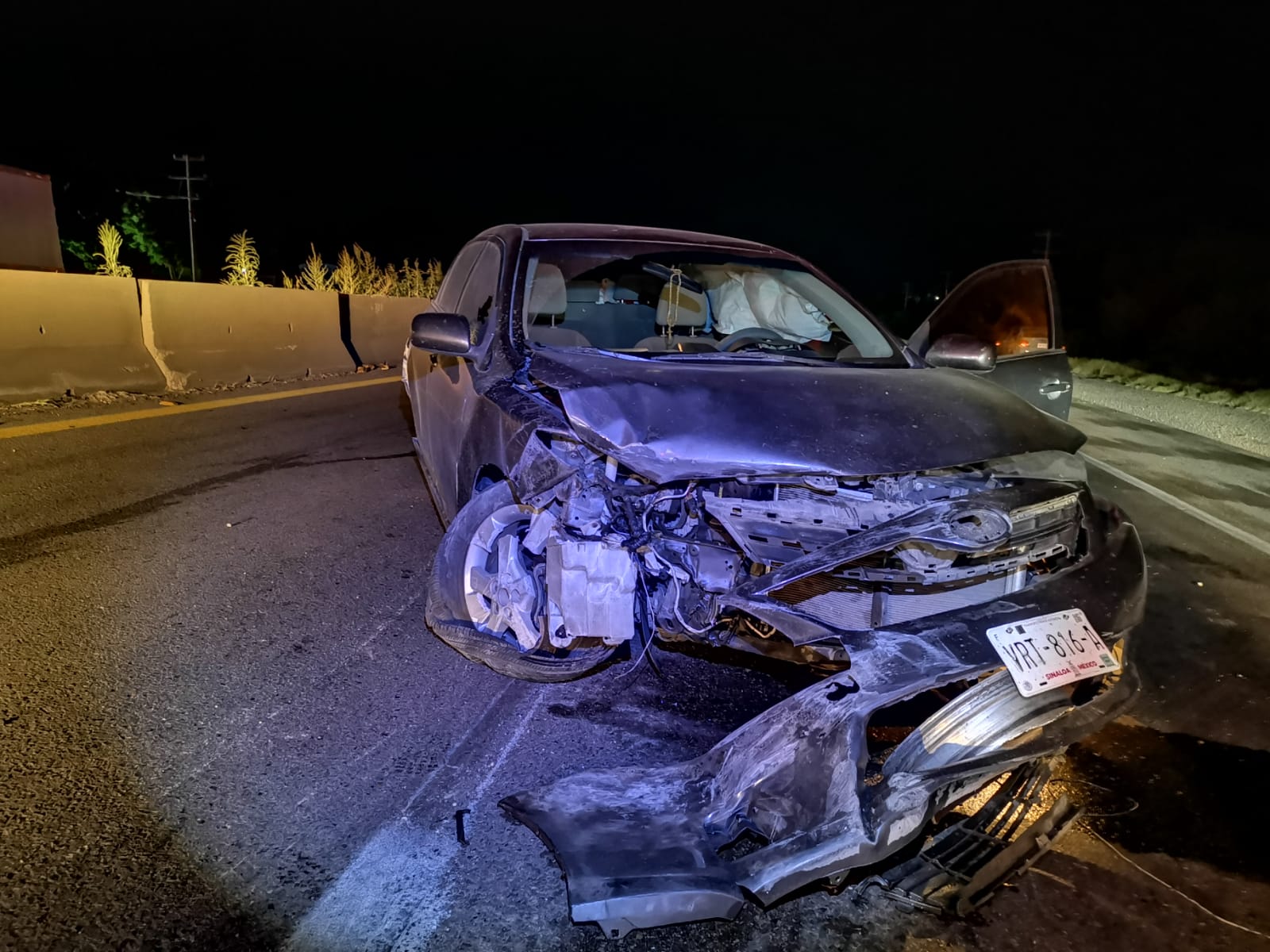 Conductor de un automóvil se impacta contra el muro de contención en la México 15, a la entrada a Los Mochis