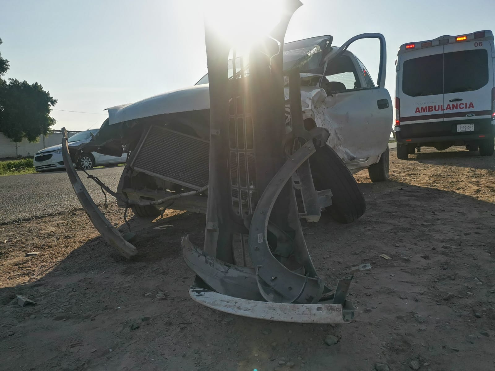 Tráiler destroza auto compacto tras embestirlo en una carretera de Ahome