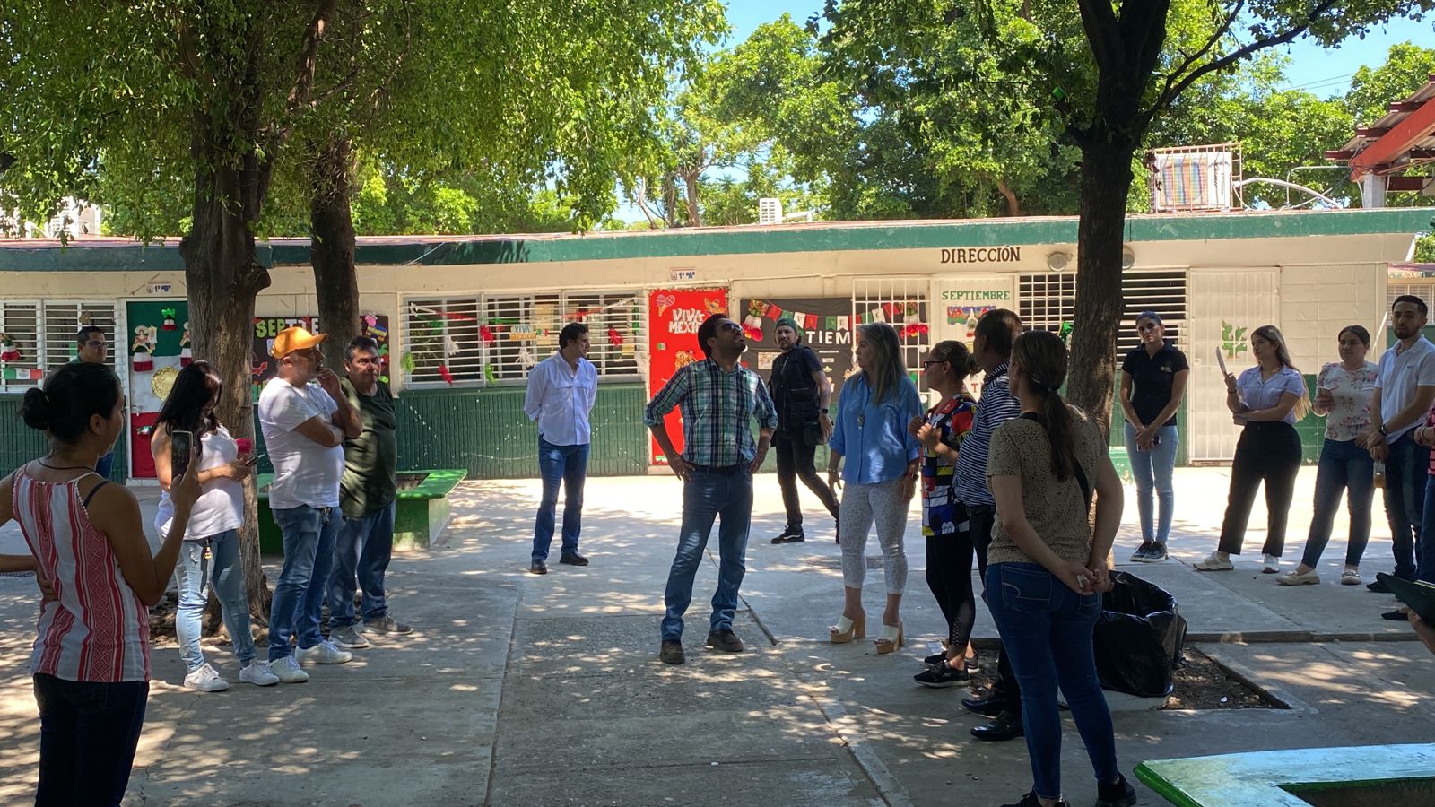 “Aquí estudié la primaria”; alcalde Juan de Dios Gámez acude a primaria sin luz y soluciona el problema