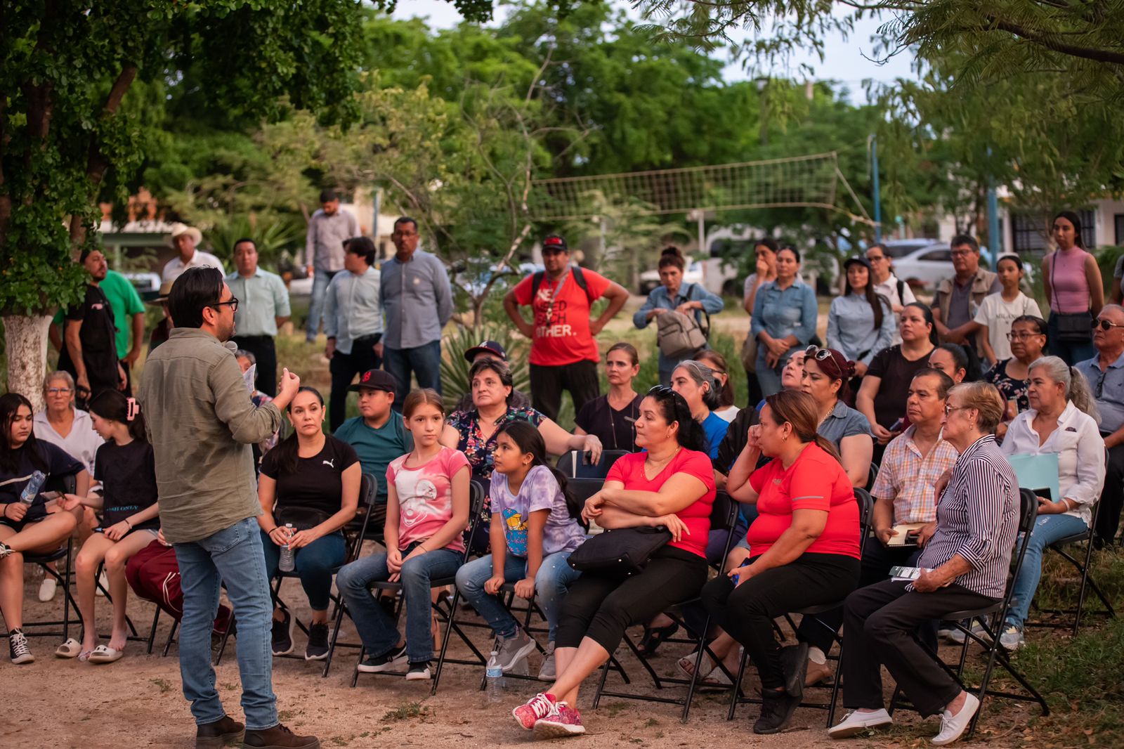 Alcalde de Culiacán acuerda mejorar calles, parques y servicios públicos en Acueducto 1