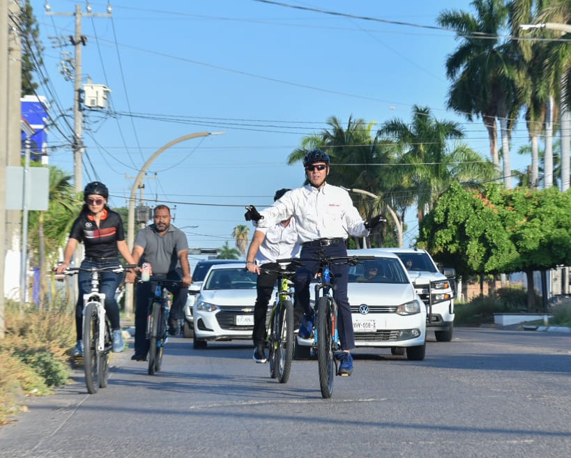 Con el ejemplo, alcalde de Ahome sale en bicicleta de su casa; conmemora el Día Mundial Sin Auto