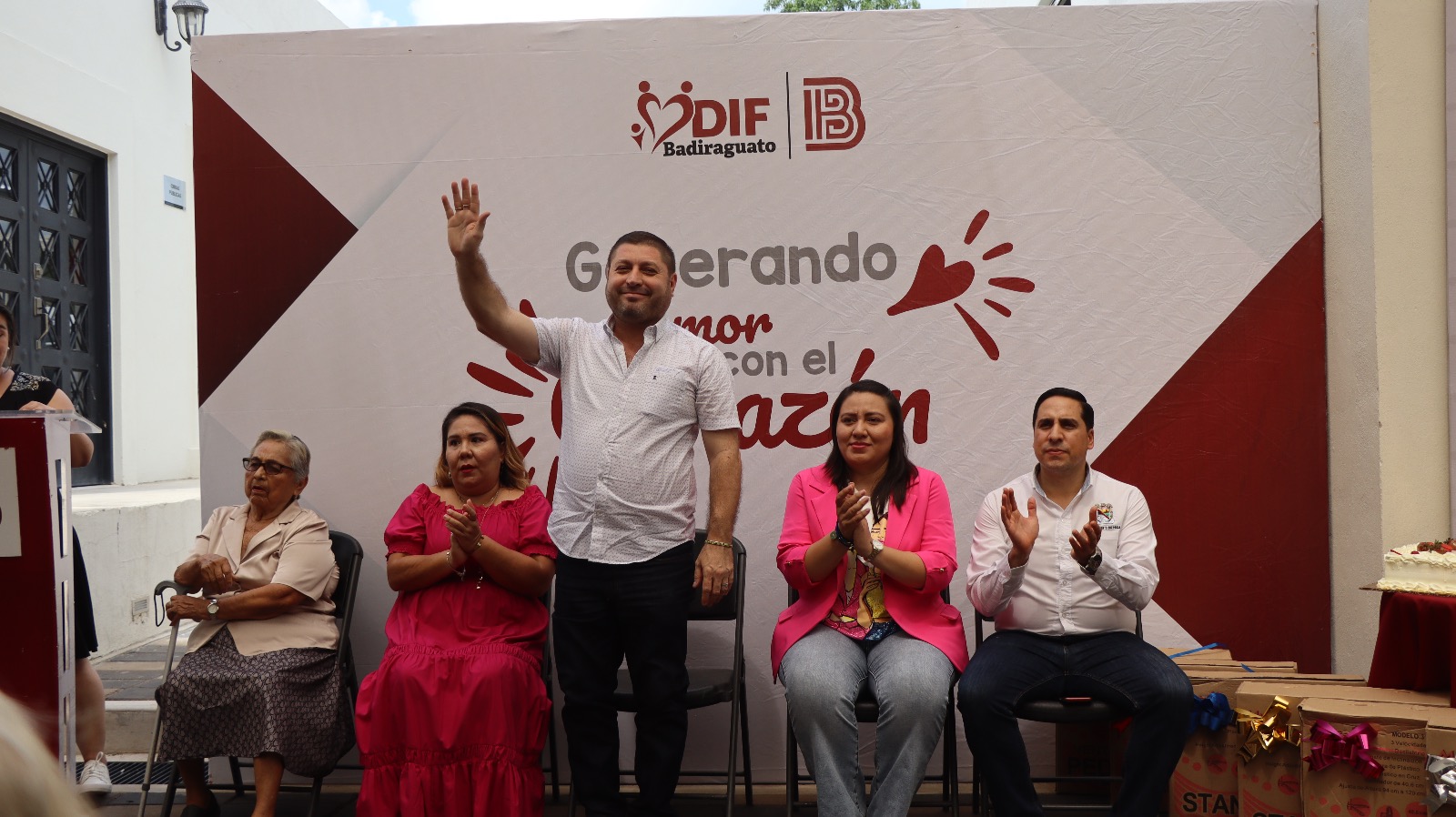 Alcalde de Badiraguato convive con adultos mayores; promete seguir apoyándolos