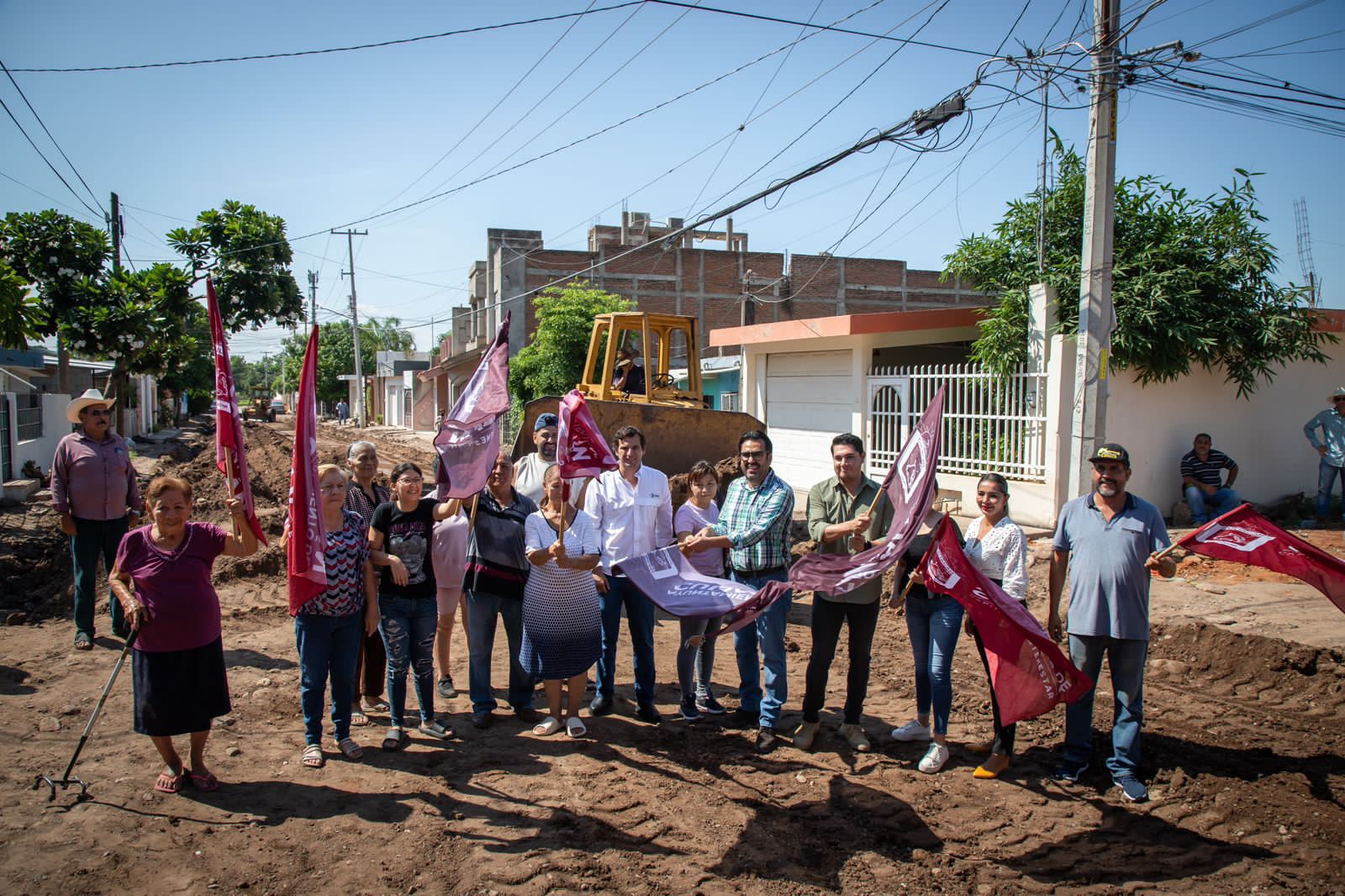 Alcalde de Culiacán da banderazo de inicio a trabajos de pavimentación en la colonia El Mirador